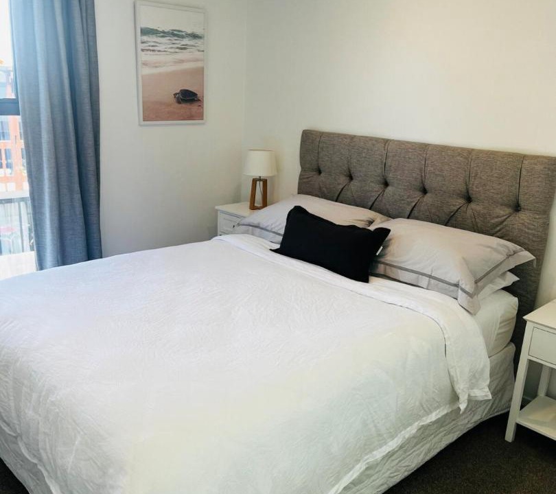 Merivale Apartment | New 2bed2bath townhouse with parking by Hagley Park