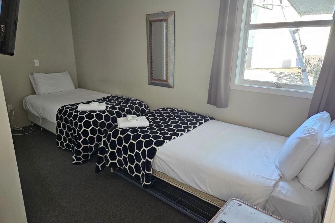 Piopio Hotel | FatOwl Motel, Bar & Eatery