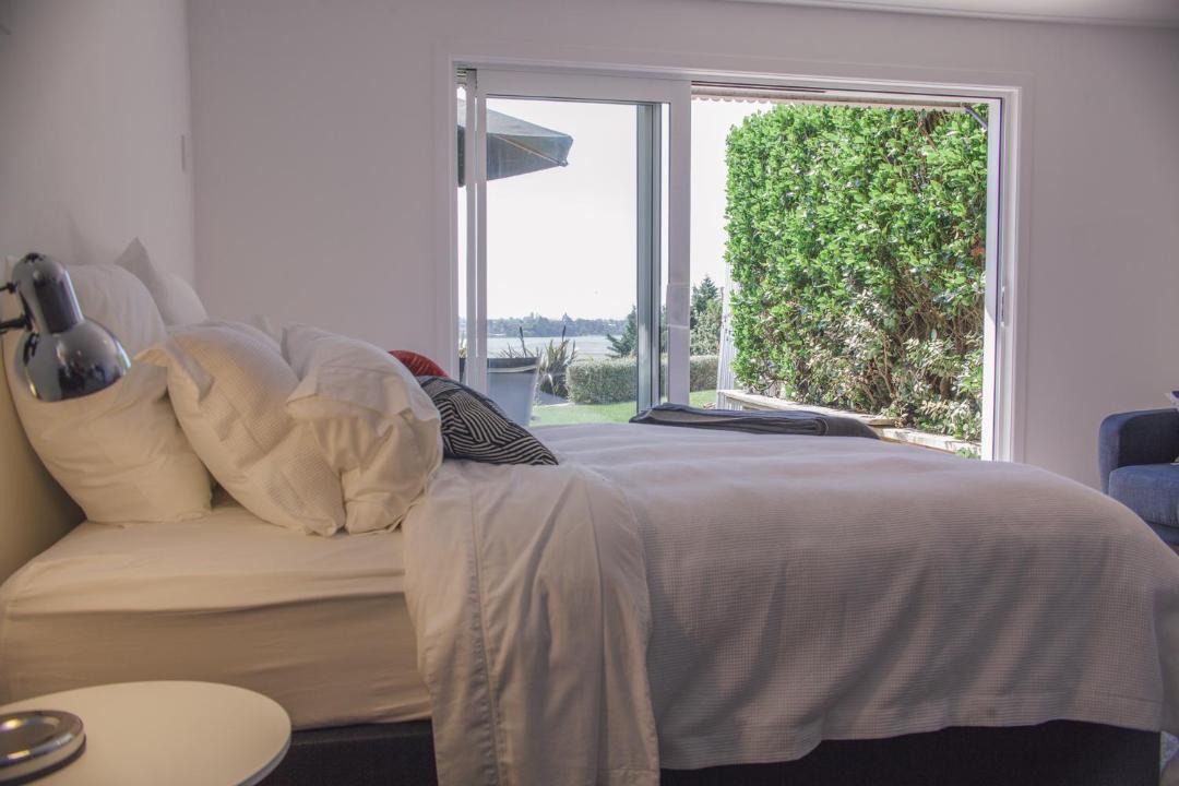 Maungatapu Apartment | Water & City Lights Studio
