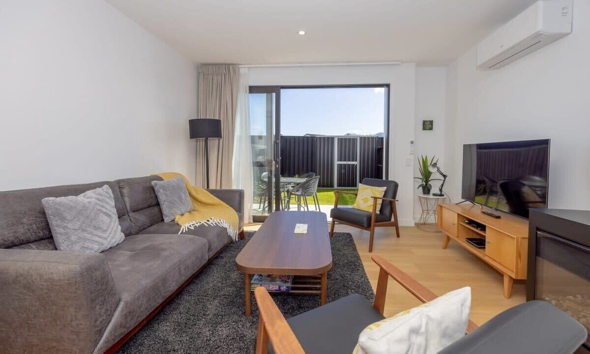 Photo of Livingroom in Albert Town