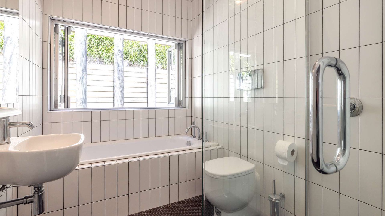 Photo of Bathroom in Onetangi