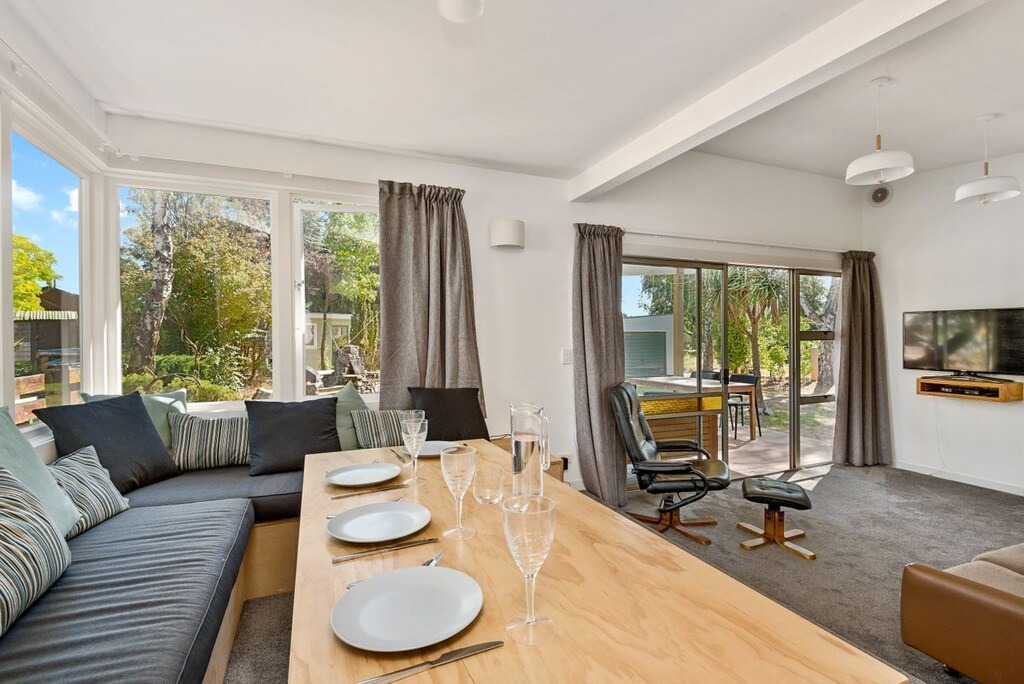 Photo of Livingroom in Albert Town