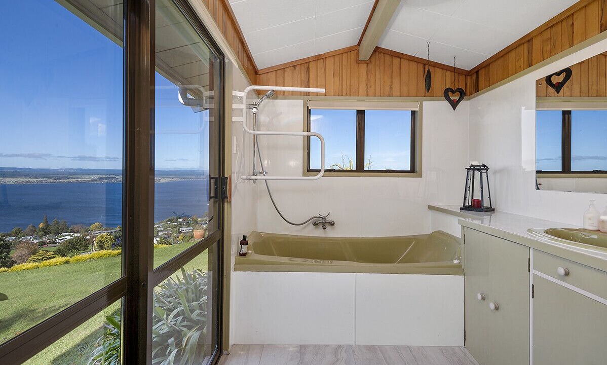 Photo of Bathroom in Acacia Bay