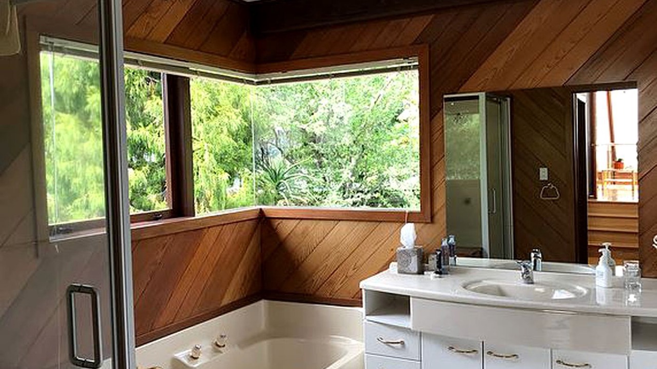 Photo of Bathroom in Waiatarua