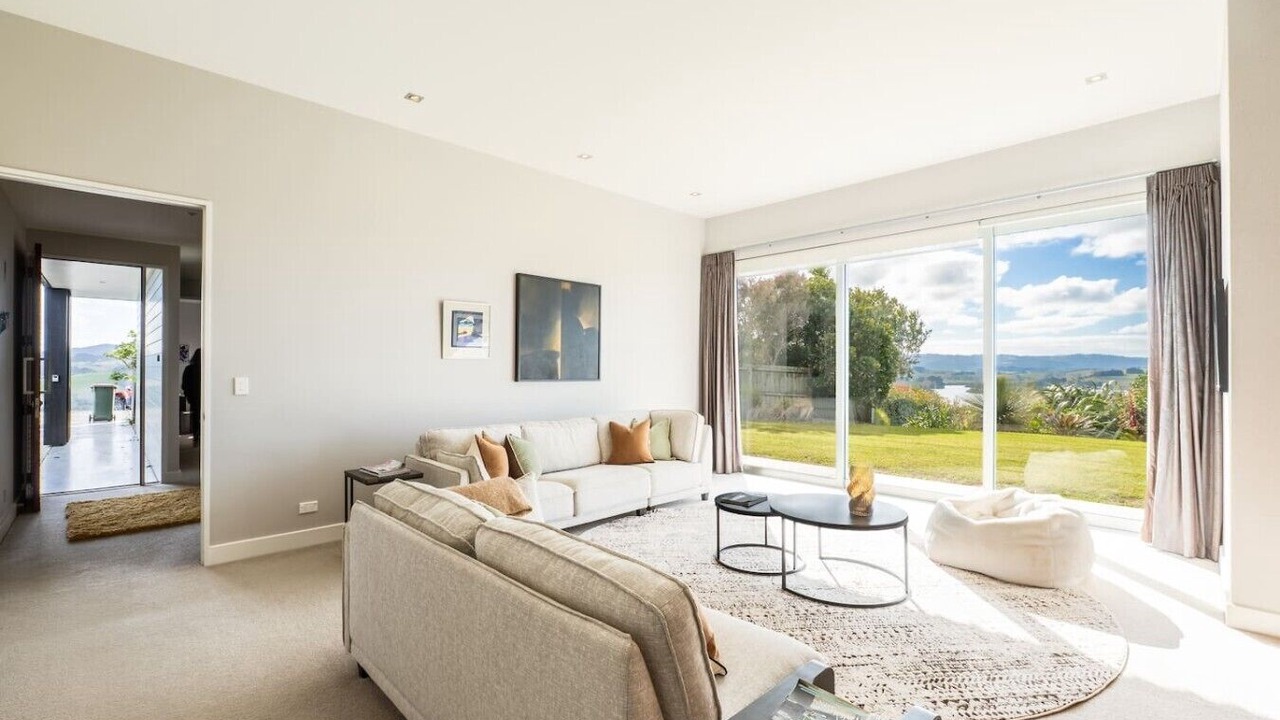 Photo of Livingroom in Snells Beach