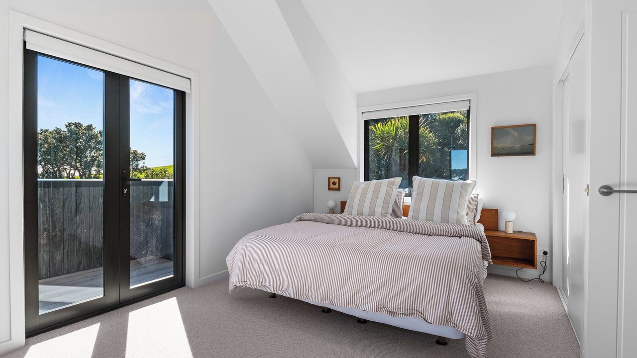 Photo of Bedroom in Langs Beach