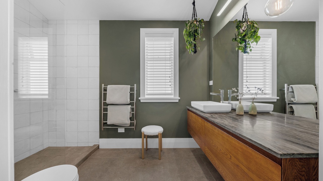 Photo of Bathroom in Narrow Neck