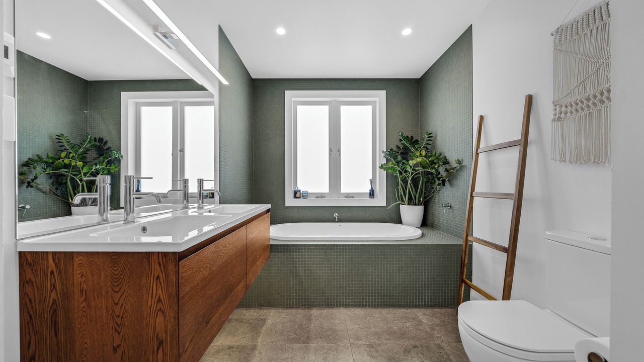 Photo of Bathroom in Narrow Neck