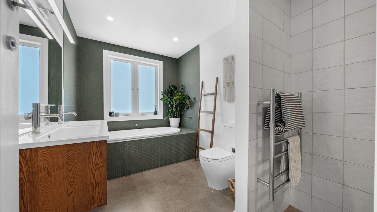 Photo of Bathroom in Narrow Neck