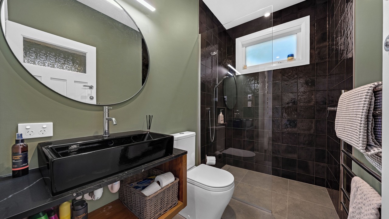 Photo of Bathroom in Narrow Neck
