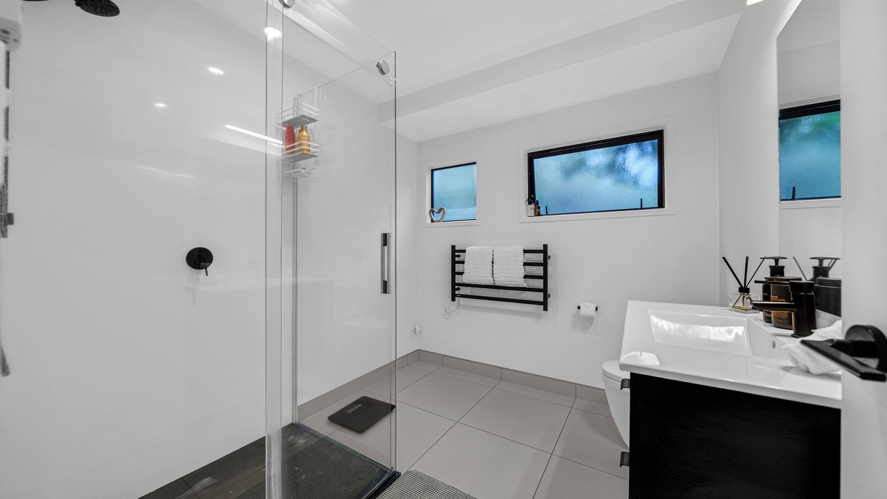 Photo of Bathroom in Narrow Neck