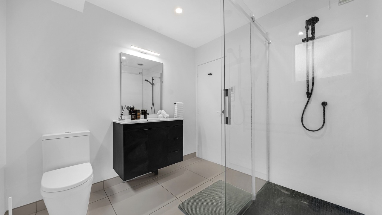 Photo of Bathroom in Narrow Neck