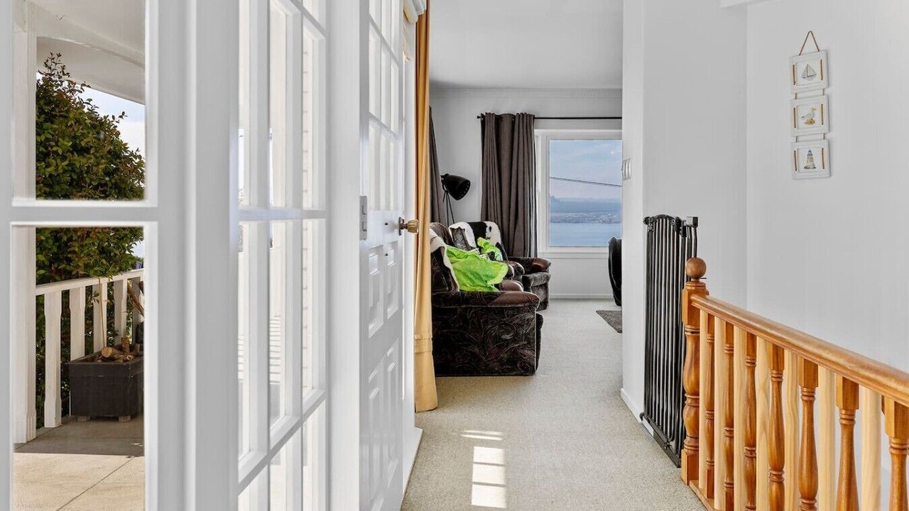 Photo of Livingroom in Acacia Bay