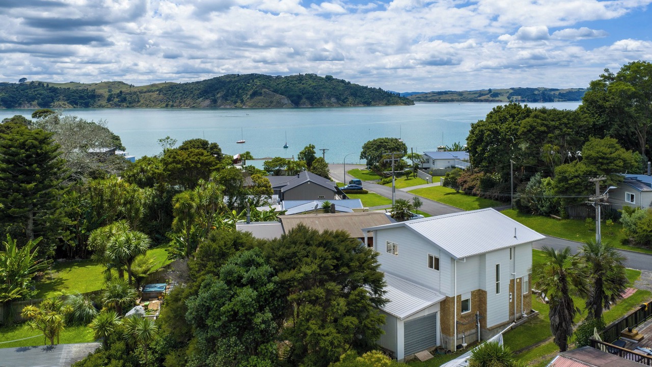 Photo of Others in Raglan