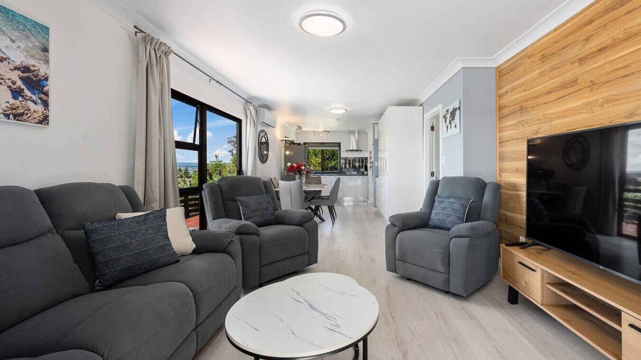 Photo of Livingroom in Acacia Bay