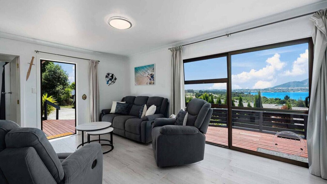 Photo of Livingroom in Acacia Bay