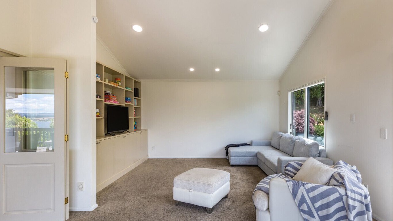Photo of Livingroom in Acacia Bay