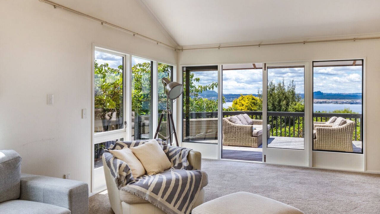 Photo of Livingroom in Acacia Bay