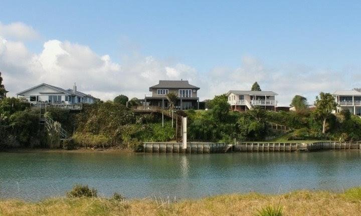 Photo of Others in Raglan