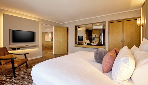 Suite, 1 King Bed (M Suite - Club Access)