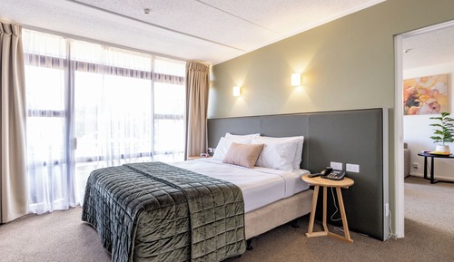 Junior King Suite with Lounge