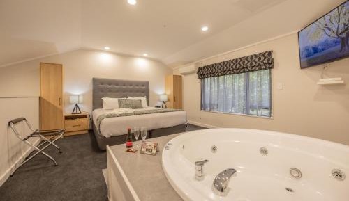 Deluxe Suite with Spa Bath