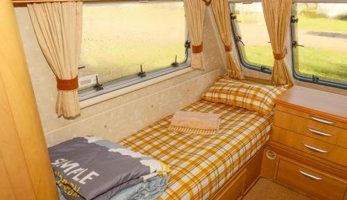 Standard Twin Room with Mountain View