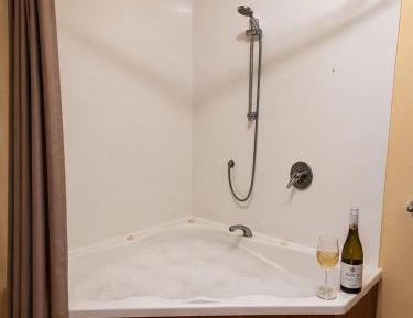 Queen Suite with Spa Bath