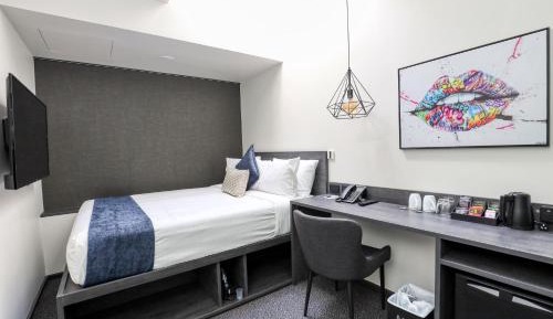 Queen Room with Small Windows - Non-Smoking
