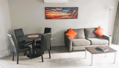 Deluxe One-Bedroom Apartment