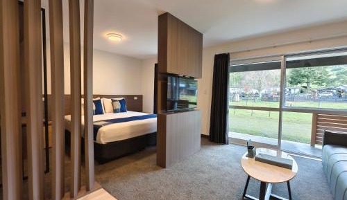 Two-Bedroom Deluxe Apartment with Garden View
