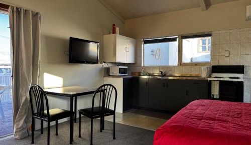 Studio Apartment Comfort with Partial Lake View