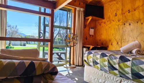 Standard Cabin with Shared Bathroom (4 People)