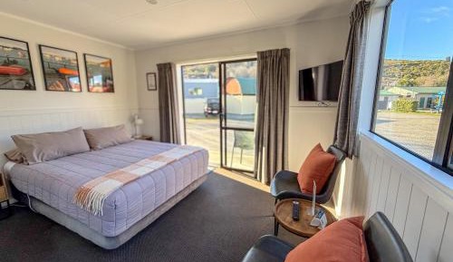 Deluxe Queen Room with Private Bathroom