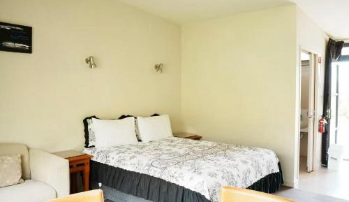One-Bedroom Apartment with Mountain Views