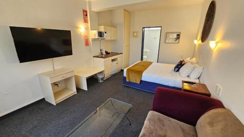 Self-contained Queen Studio Ensuite