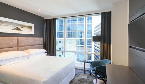 Superior King Room with City View