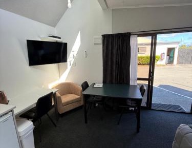 Executive Queen Studio