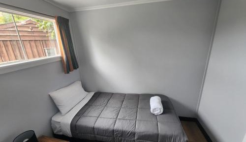 Budget Single Room with shared bathroom & kitchen