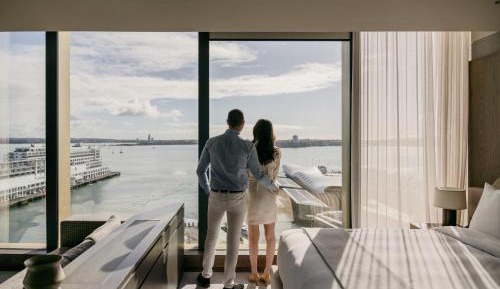 Junior King Suite with Harbor View - Club Lounge Access