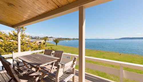 Three-Bedroom House - Lake Front