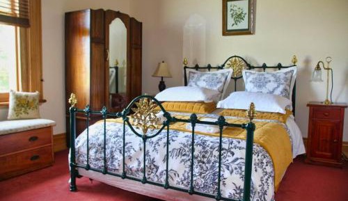 Deluxe Double Room (2 Adults + 1 Child)