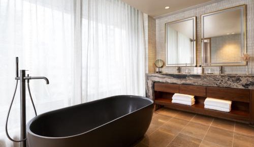 One-Bedroom Suite with Club Lounge Access