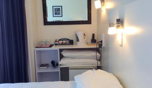 Standard Queen Room 