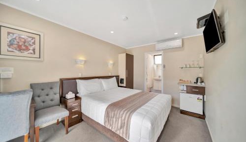 Executive Studio with Bathtub
