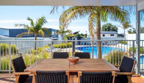 Apartment with Pool View 