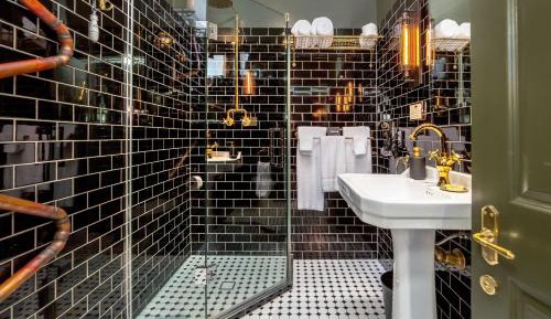 Queen Room with Shared Bathroom