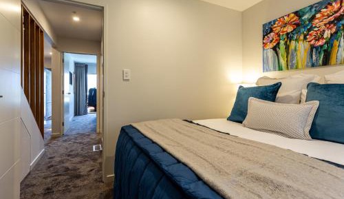 Two-Bedroom Lake View Townhouse and Private Spa