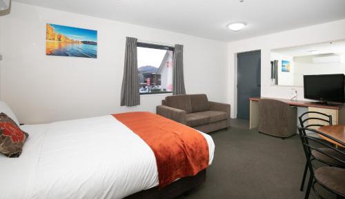 One Bedroom Family Unit (Queen & 2 Singles)