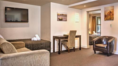 Two-Bedroom Apartment with Mountain View